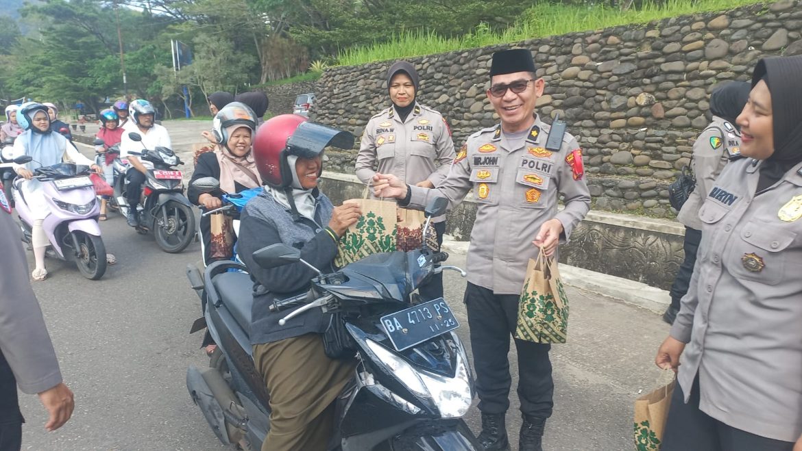 Polwan Polres Tanah Datar Bagikan 120 Paket Takjil Kepada  Pengendara Tertib Lalu Lintas