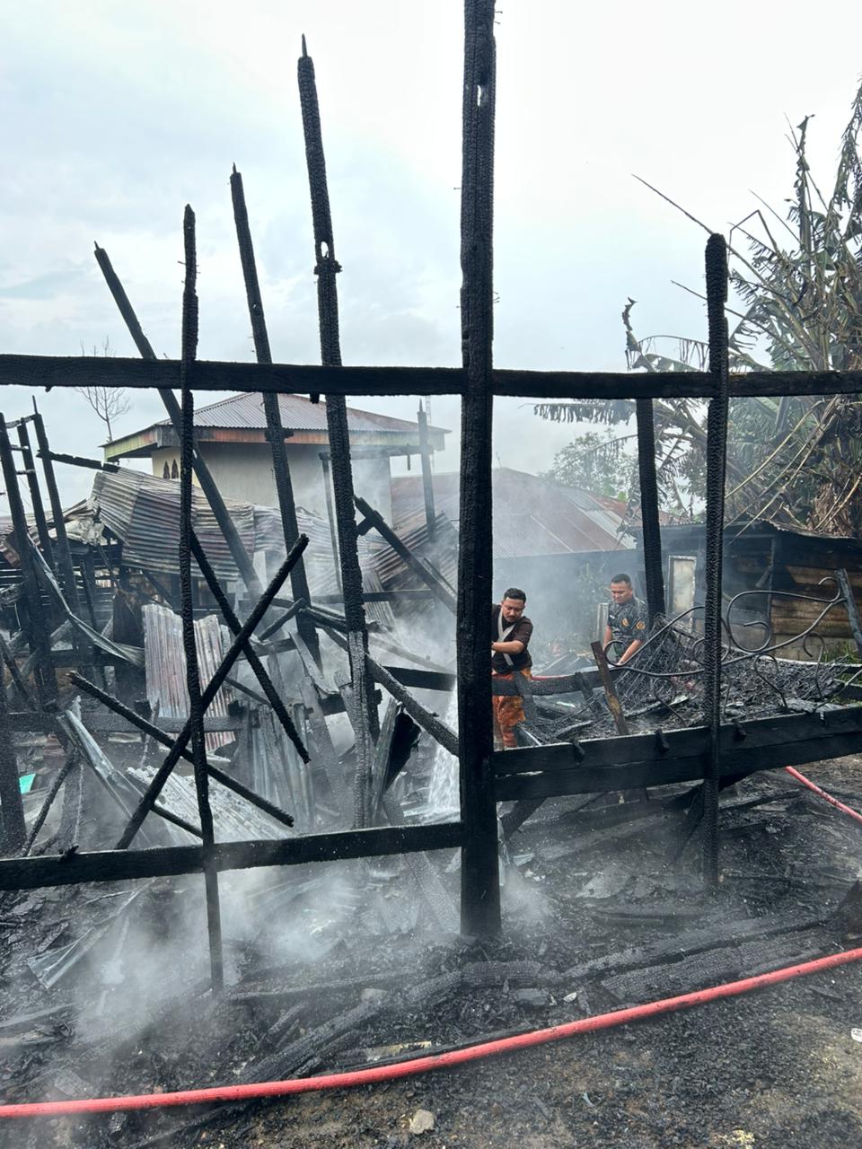 “Rumah Bagonjong di Jorong Kandang Malabuang, Nagari Lawang Mandahiliang Ludes Terbakar, Kerugian Capai Rp300 Juta”