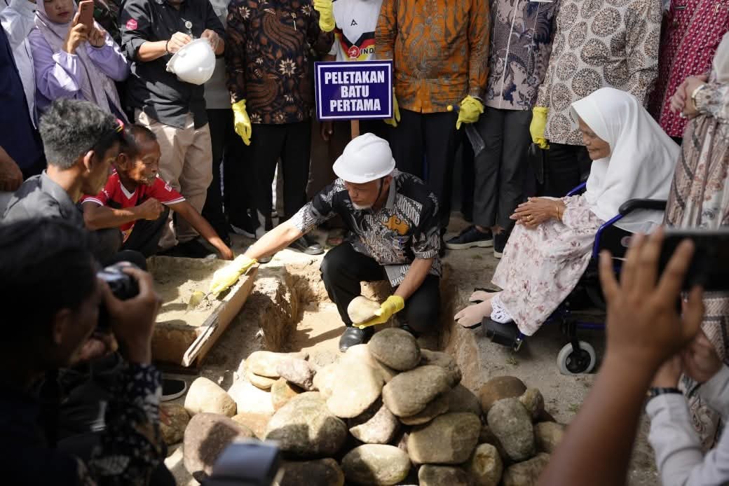 Menteri Desa dan Pembangunan Daerah Tertinggal RI Letakan Batu Pertama Pembangunan Pondok Pesantren Idrisiyyah Josal FC  di Lapangan Bola Josal FC  Desa Cubadak Air Utara Pariaman