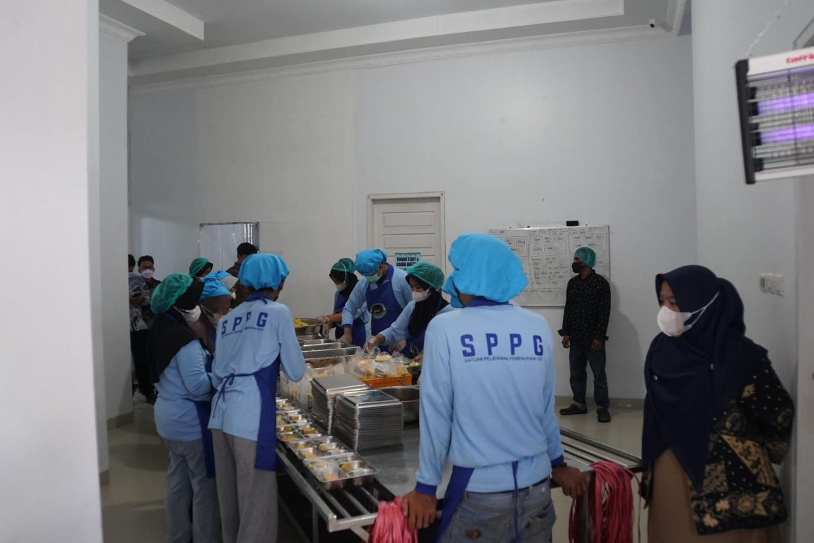 Ketua TP-PKK Tinjau Dapur MBG di Padang Panjang Timur