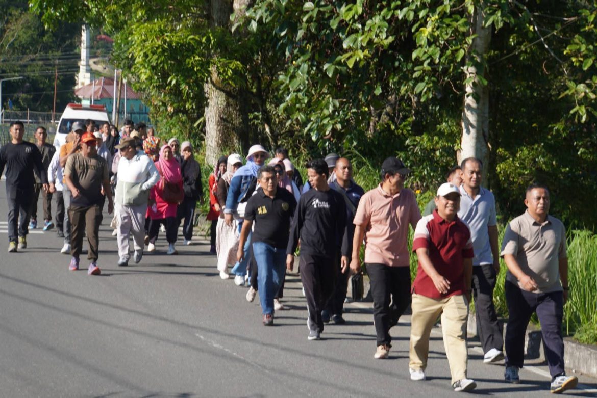 Bangun Kebersamaan, Walikota Padang Panjang Ikut Jalan Sehat Dengan Ratusan ASN