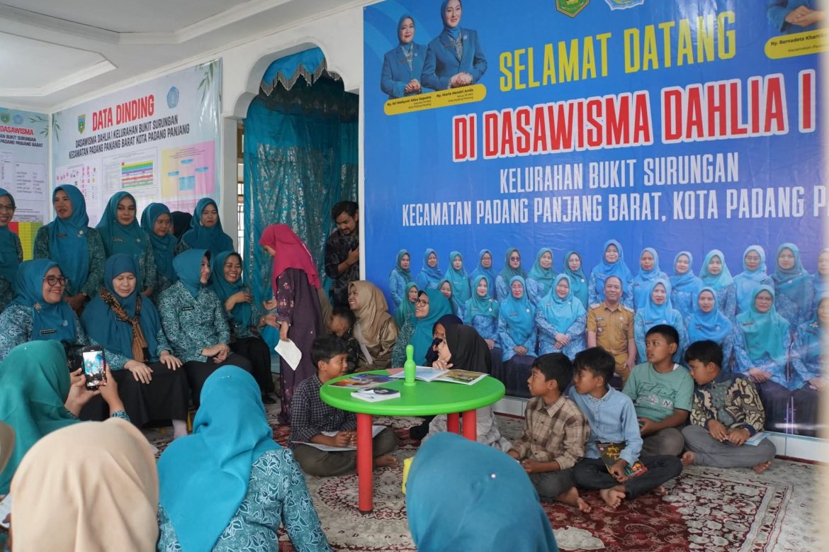 Dasawisma Dahlia I Kelurahan Bukit Surungan Kecamatan Padang Panjang Barat Dinilai Tim Penilaian Tingkat Sumbar