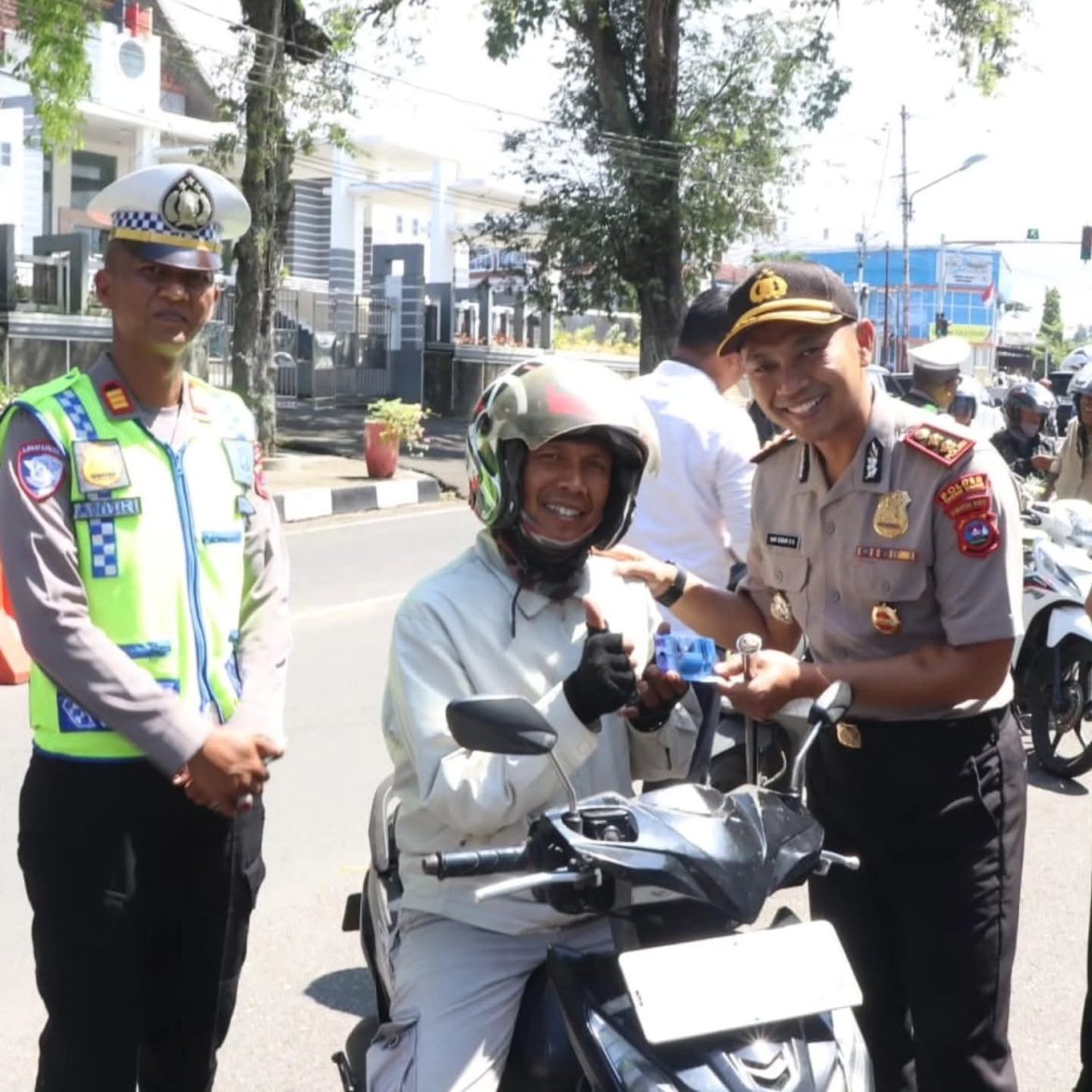Antisipasi Curanmor, Kapolres Tanah Datar Bagikan Kunci Ganda Motor Kepada Masyarakat