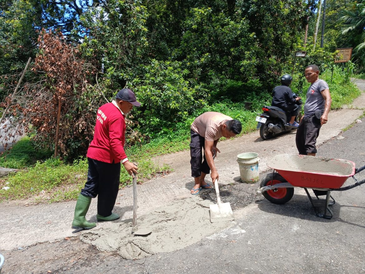 Kapolsek Batipuh Selatan Bersama Personil Tambal Jalan Berlubang di Nagari Sumpur
