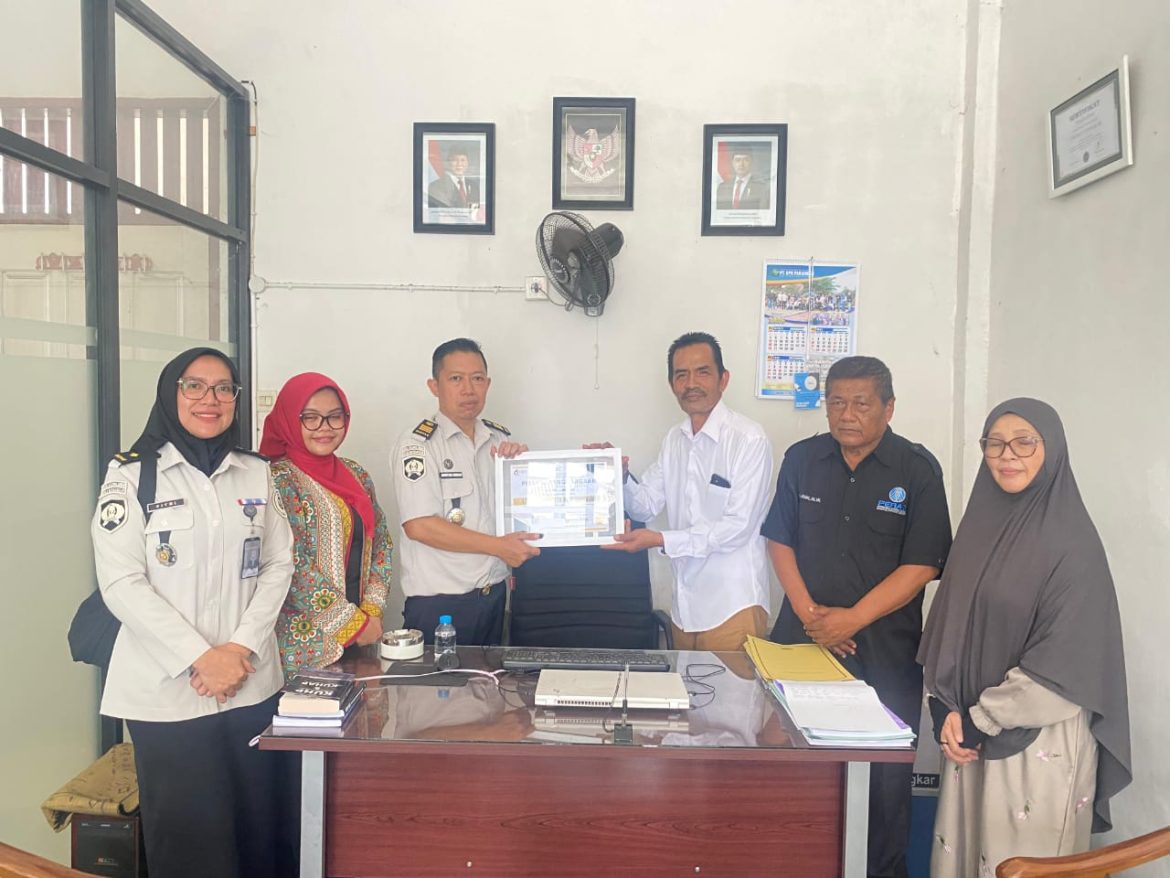 LBH Fiat Justitia Batusangkar Terima Piagam Penghargaan dari Rutan Kelas IIB Batusangkar