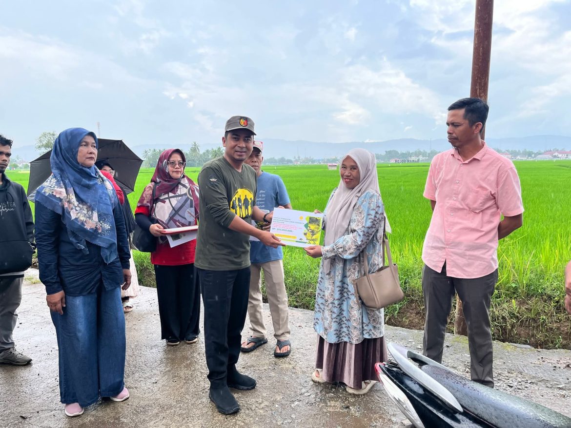 Walikota Solok  Serahkan Bantuan Rehabilitasi Lahan Sawah Kepada Kelompok Tani Yang Terdampak Banjir