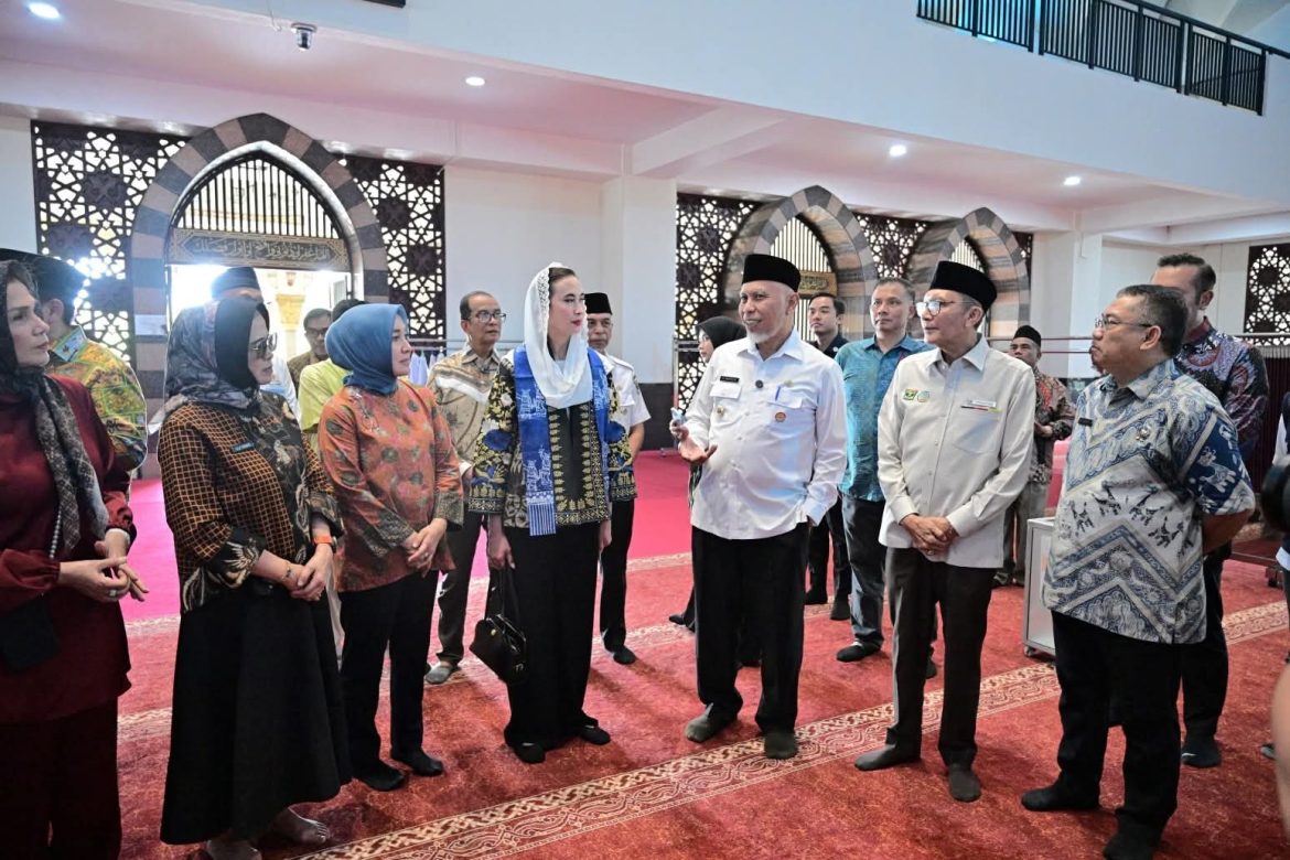 Pemprov Sumbar Pastikan Viral Isu Menteri Pariwisata Menggunakan Sepatu di Masjid Tidak Benar