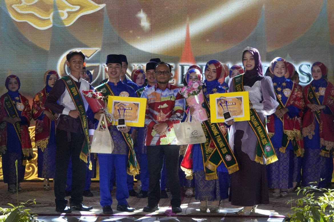 Alvin Zein dari MAN 2 dan Nayla Fadhilla Dari SMAN 1 Juara 1 Putra dan Putri Duta GenRe Padang Panjang