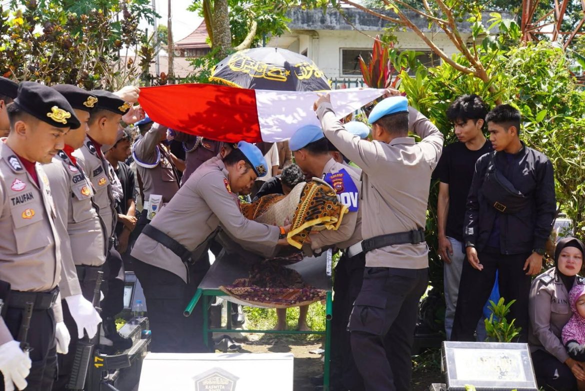 Dihadiri Walikota, Suasana Haru  Upacara Pemakaman Kasi Propam Polres Padang Panjang