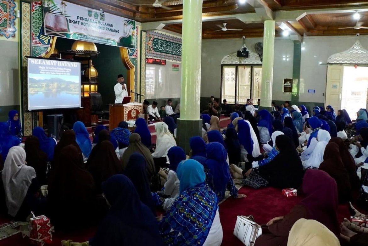 Dihadiri Wakil Walikota Padang Panjang, Ratusan Jemaah Hadiri Pengajian BKMT Di Masjid Taqwa Kelurahan Ngalau
