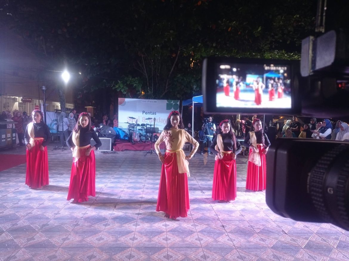 Masyarakat Antusius Saksikan Berbagai Penampilan Seni Budaya Di Kawasan Taman Kota Tua Padang
