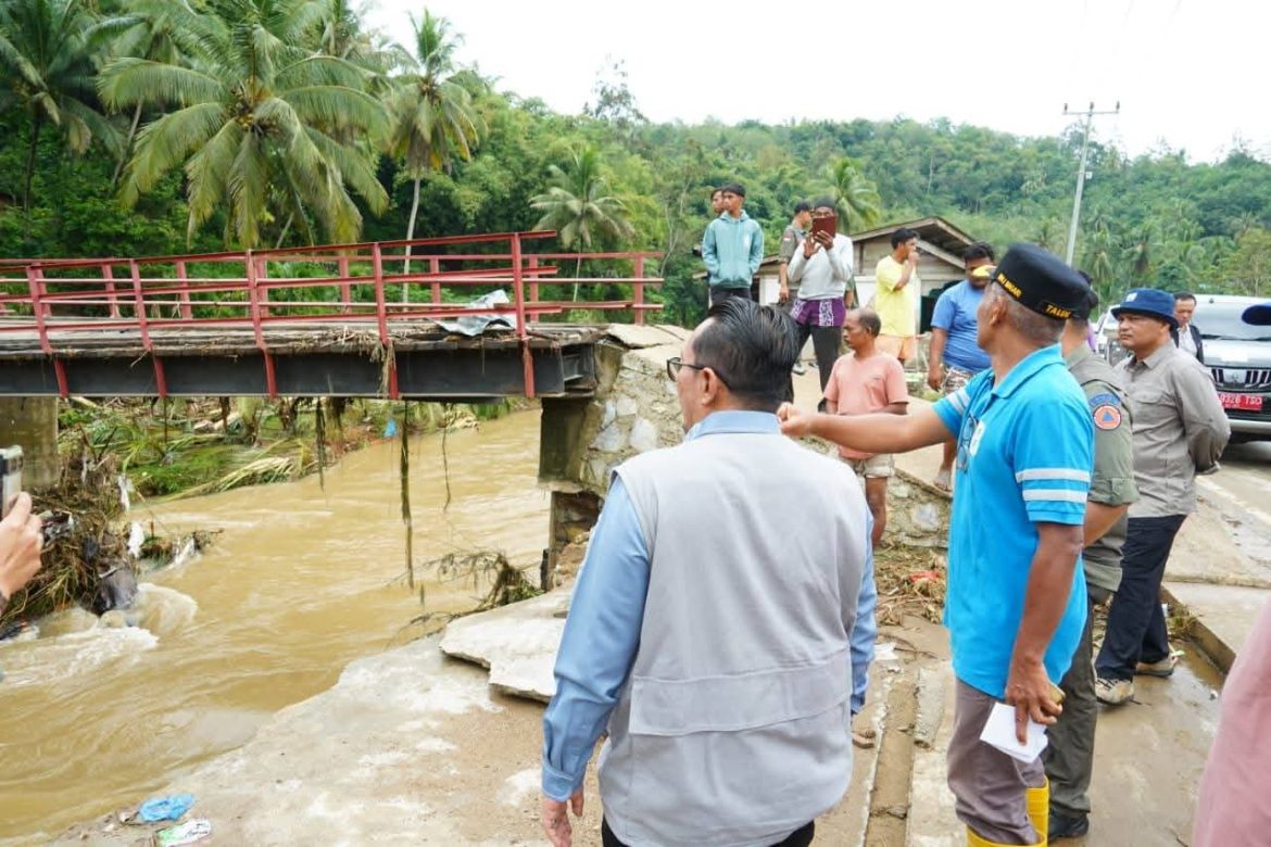 BNPB berikan Bantuan Untuk Musibah Banjir dan Longsor di Tanah Datar