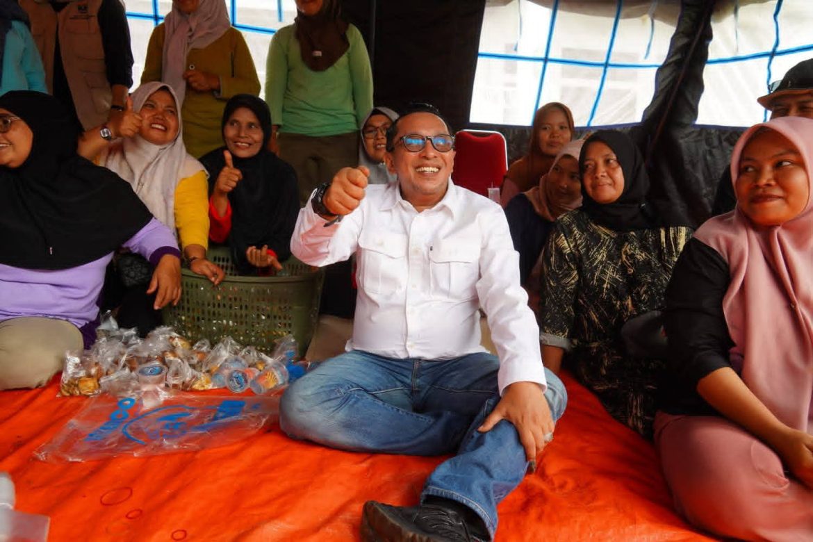 Bupati Tanah Datar Bersama Ketua TP PKK  Tinjau Dapur Umum di Setangkai Kecamatan Lintau Buo