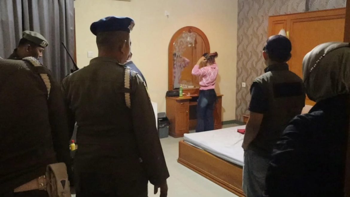 Satpol PP Kota Padang Amankan 11 Laki Laki Dan Perempuan diduga Bukan Suami Istri Disejumlah Penginapan