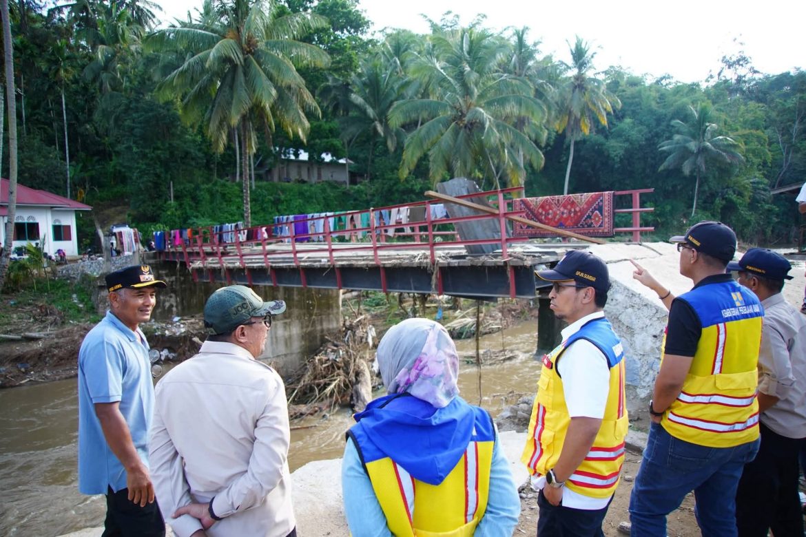 Bupati Tanah Datar dan BPJN Sumbar Tinjau Jembatan Rusak di Taluak