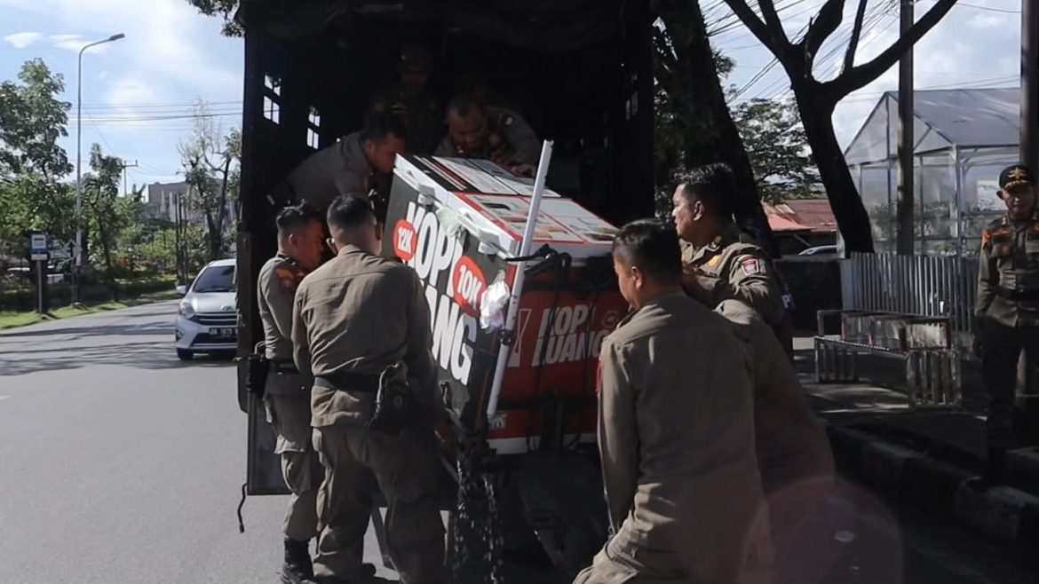 Satpol PP Padang Tertibkan Pedagang Yang Menggunakan Badan Jalan Untuk Berdagang