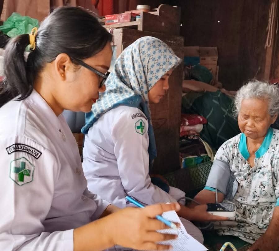 Puskesmas Lubuk Begalung Kunjungi  Pasien Melalui Program Dokter Warga