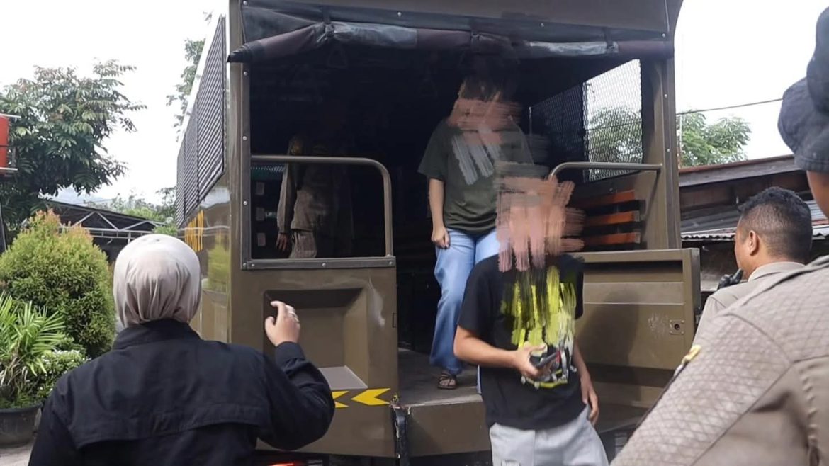 Diduga berbuat Mesum, Tim Satpol PP Kota Padang Amankan Sepasang Muda-Mudi di  Kamar Kos  Di kawasan Padang Timur