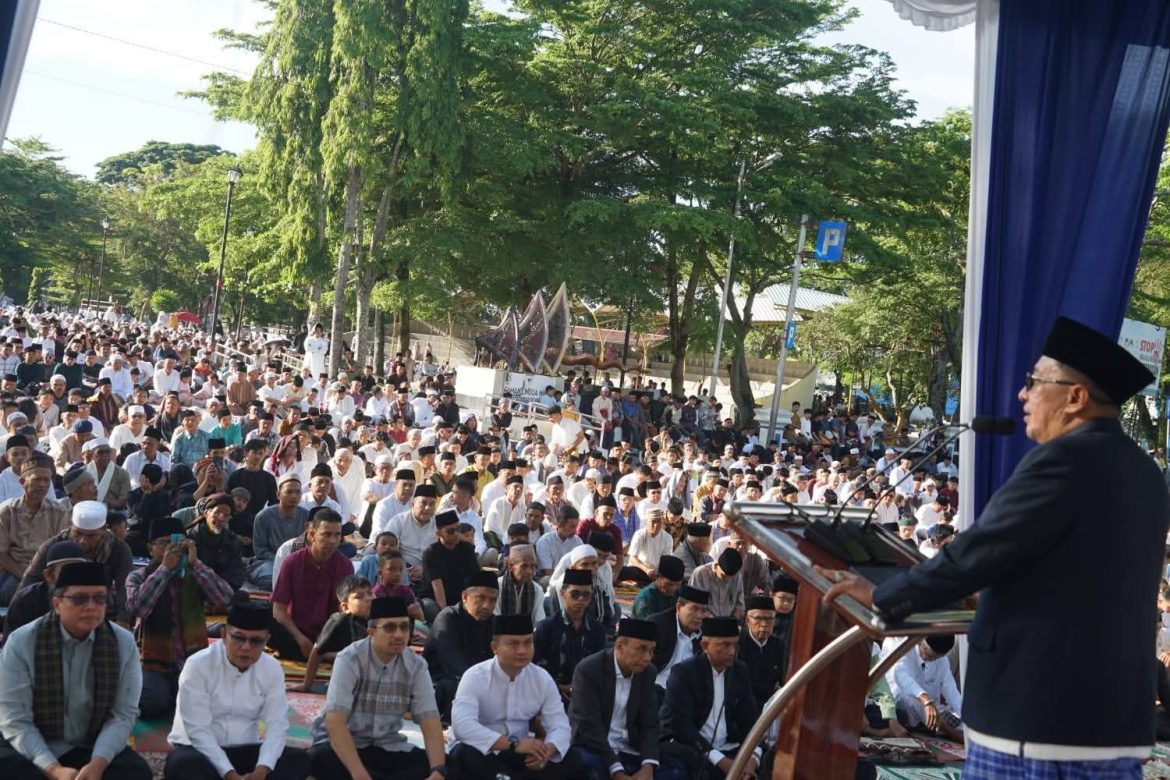 Ribuan Warga Kota Batusangkar Melaksanakan Salat Idul Adha di Lapangan Cindua Mato