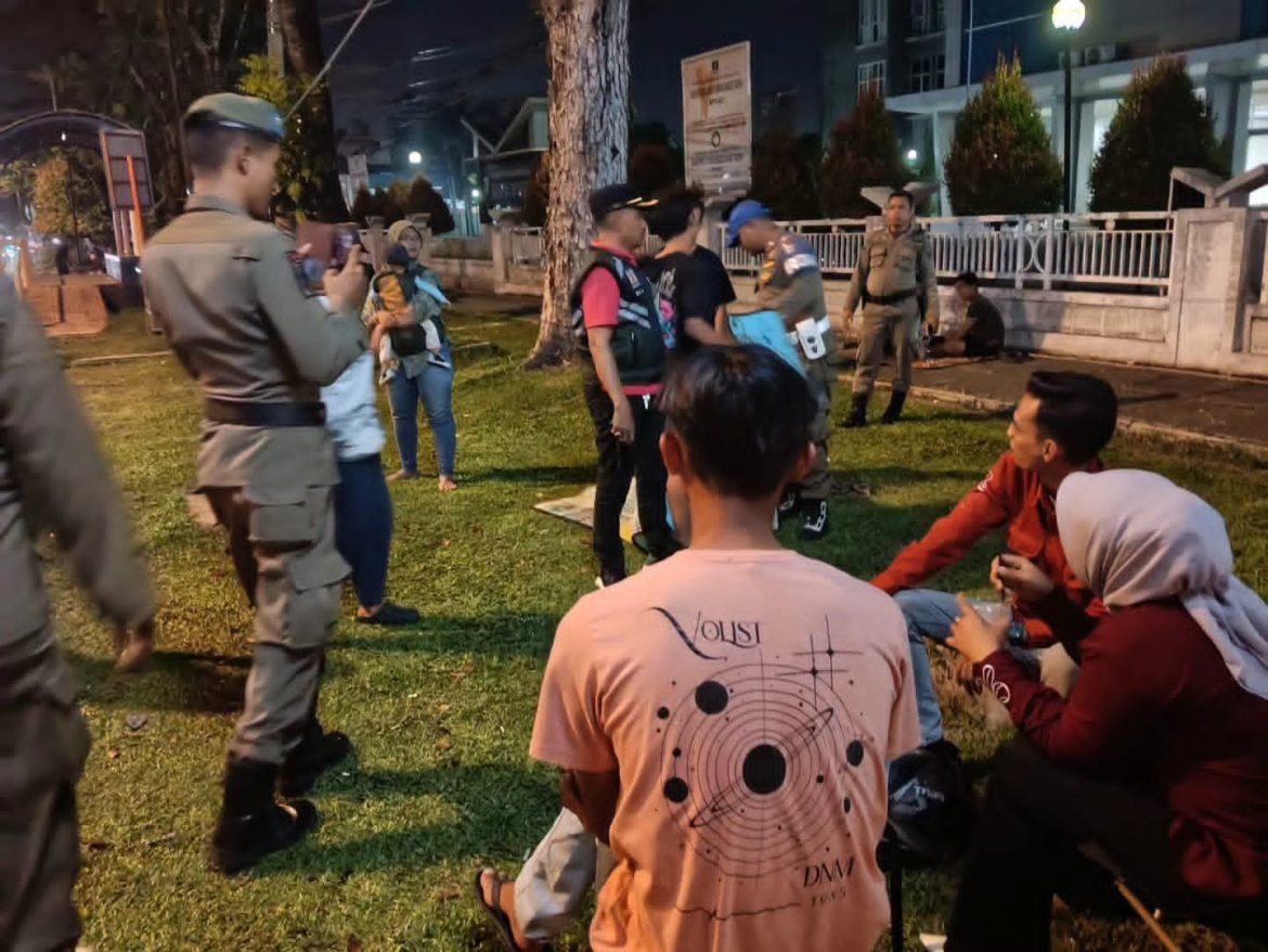 PKL Yang Berjualan di Trotoar dan Taman Jalan Khatib Sulaiman Ditertibkan Satpol PP Padang