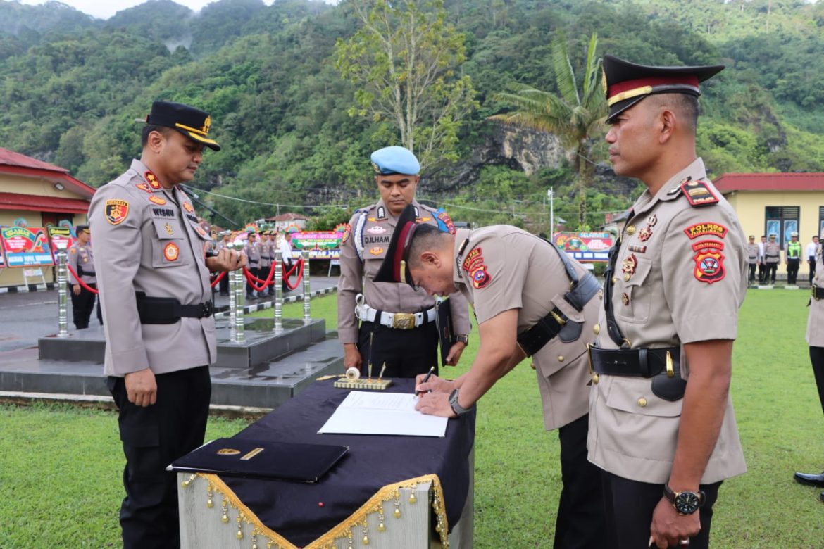 Kapolres Padang Panjang Pimpin Upacara Sertijab Kasat Resnarkoba Dan Kapolsek X Koto Serta Kapolsek Batipuh