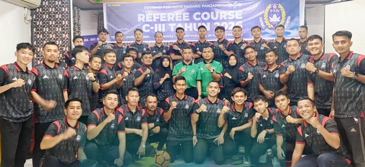 36  Peserta  Dari Berbagai Daerah Ikuti Kursus Wasit Sepakbola Lisensi C 3 Di Padang Panjang