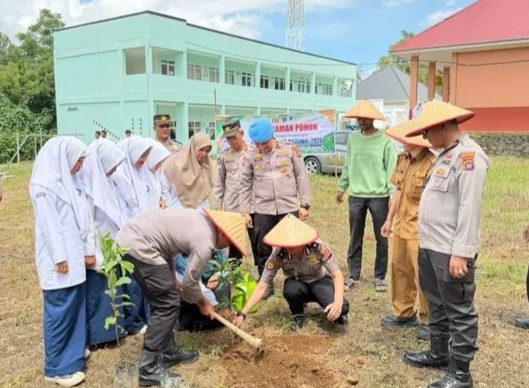 Polres Tanah Datar Melaksanakan Penanaman Pohon di MTs Thawalib Rao-Rao Kecamatan Sungai Tarab