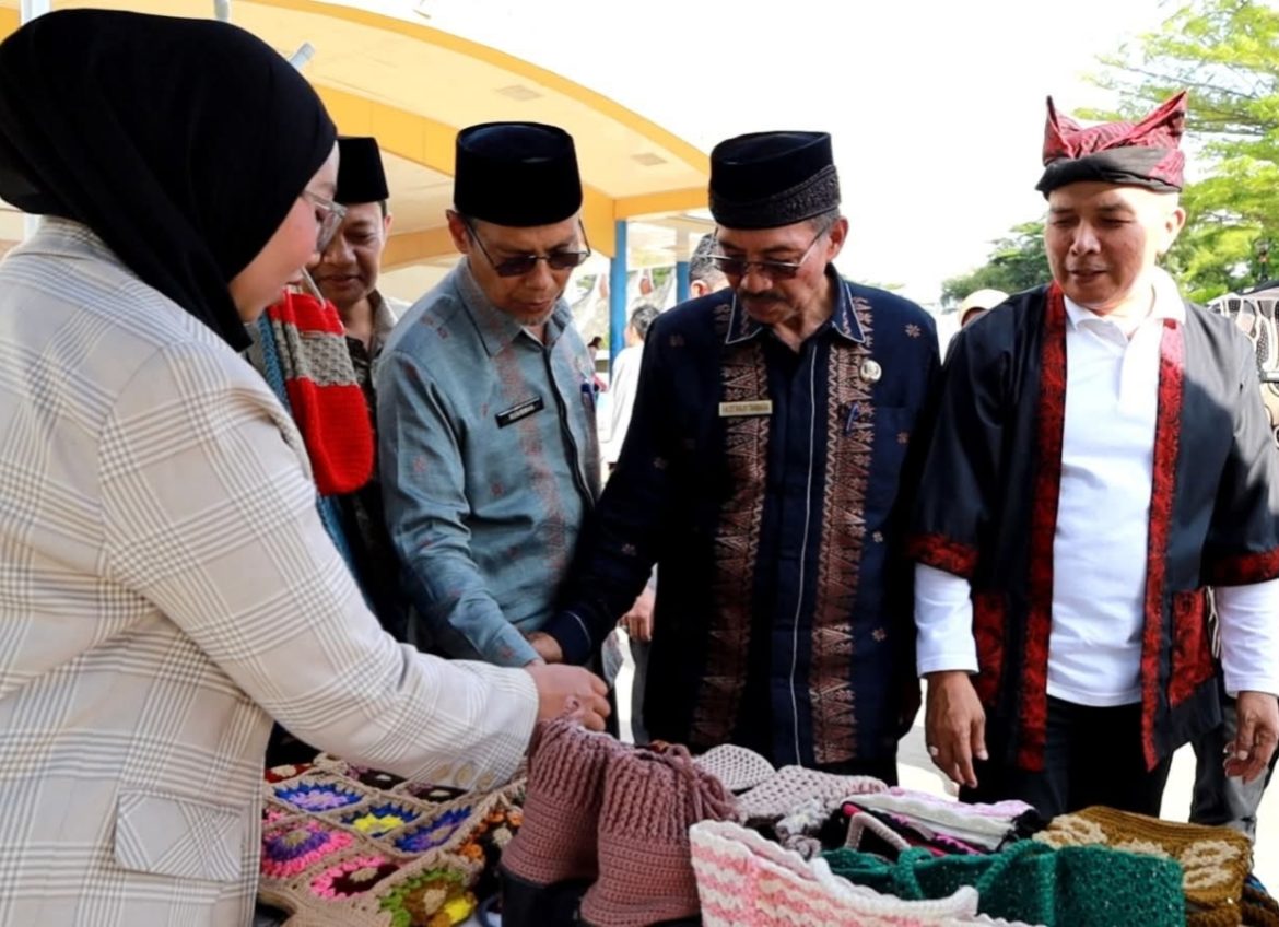 Bupati Tanah Datar Buka Craftive Tanah Datar  II Di Lapangan Cindua Mato