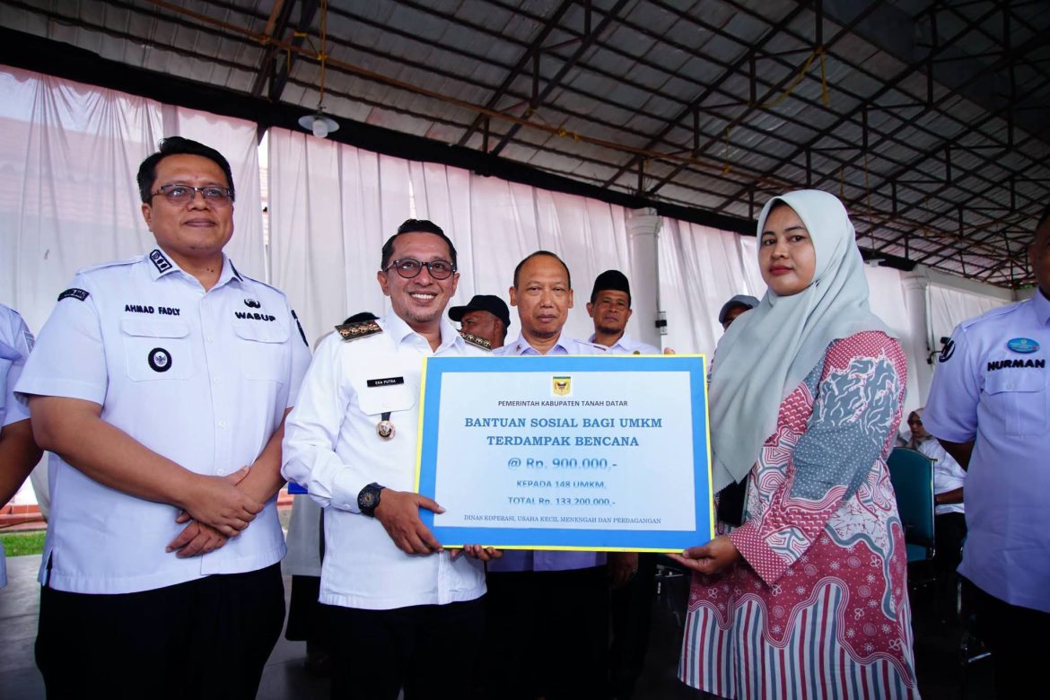 Bupati Tanah Datar Serahkan Bantuan Sosial  dan Bantuan Langsung Tunai  Kepada Masyarakat  Terdampak Bencana Tahun 2025