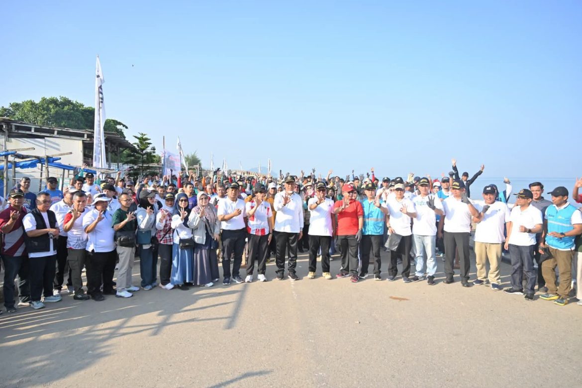 Gubernur Sumbar ikut  Gotong Royong Bersihkan Kawasan Pantai Puruih