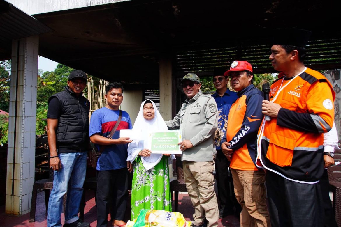 Bupati Tanah Datar  Serahkan Bantuan Baznas untuk Korban Kebakaran di Lubuk Jantan