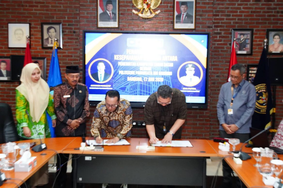 Bupati Tanah Datar Tanda Tangani Kerjasama Dengan  Politeknik Pariwisata (Poltekpar) NHI Bandung, Ini Kerjasamanya