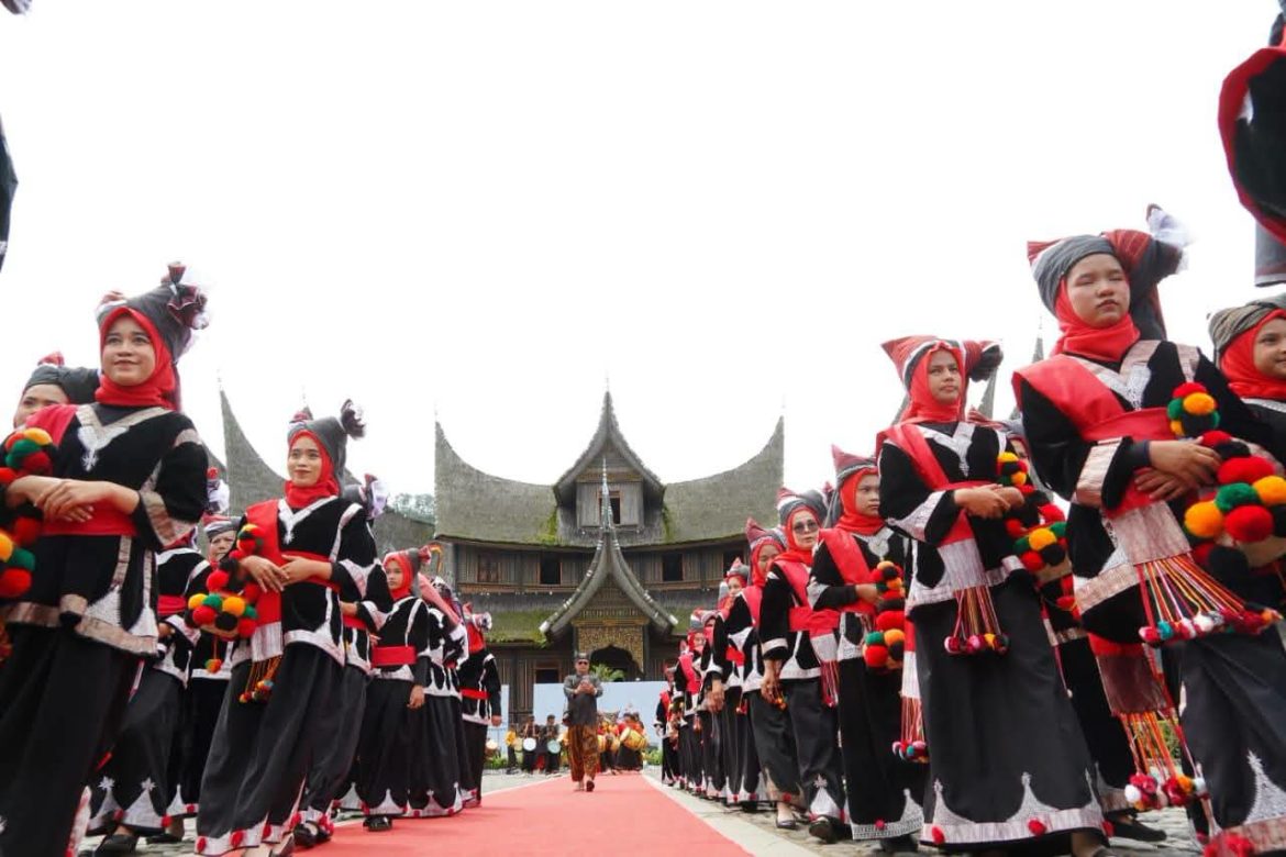 180 Baju Milik Kebanggaan  Nagari Padang Magek Kecamatan Rambatan Tampil Memukau  Pengunjung  Pembukaan Festifal Minangkabau Di Istano Pagaruyung