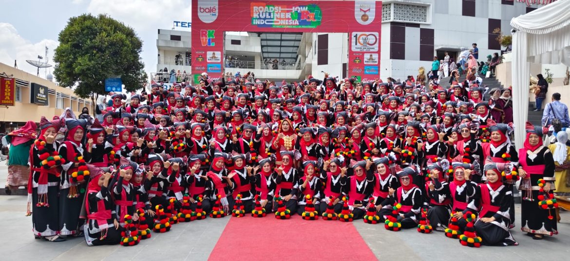 Pesona Baju Milik Padang Magek Curi Perhatian Ribuan Pengunjung di Festival 1.000 Perempuan Minang Bukittinggi