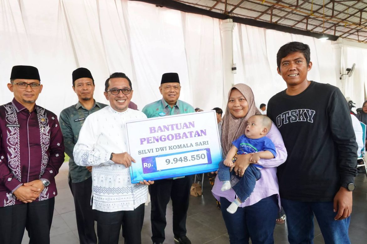 Bupati Tanah Datar  Serahkan Bantuan Sosial Kepada 47 Pasien Rumah Sakit Rp245,3 di Gazebo Indojolito,