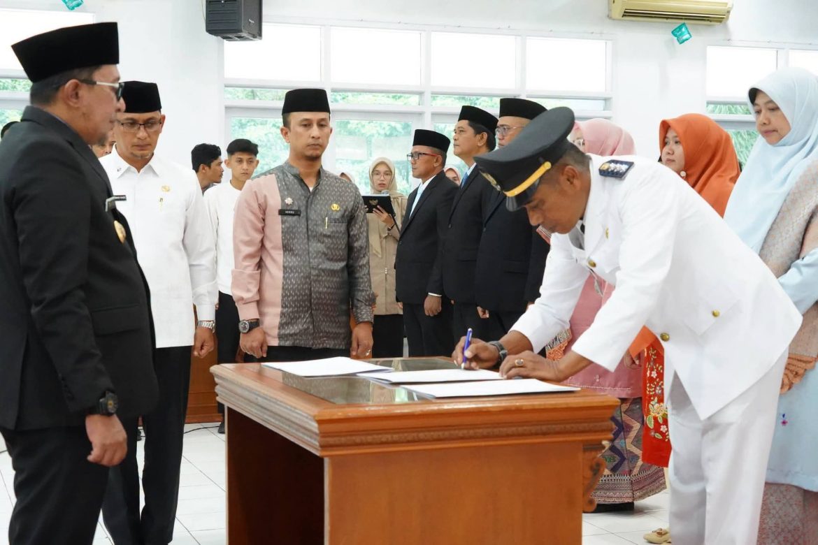 Bupati Tanah Datar Lantik 12 Pejabat Dilingkungan Pemda, Ini Namanya