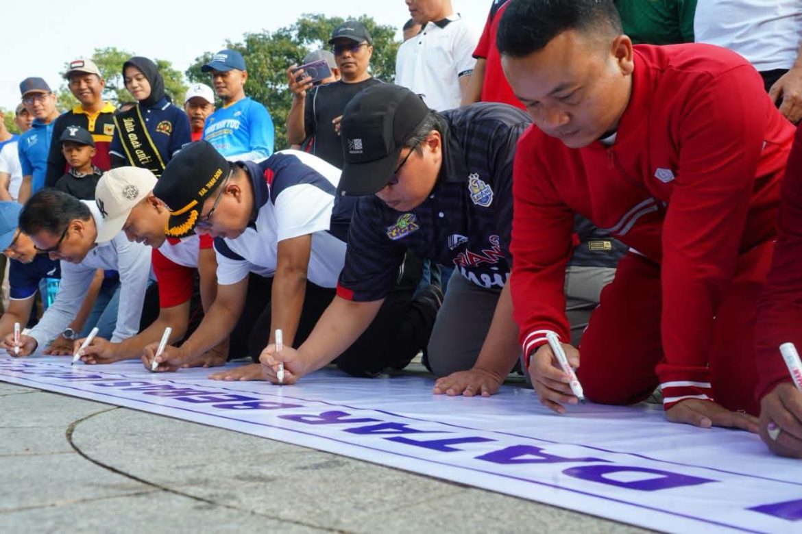 Deklarasi, Ratusan Masyarakat Bersama Wakil Bupati Tanah Datar Tanda Tangani Anti LGBT, Narkoba dan Penyakit Masyarakat Di Lapangan Cindua Mato Batusangkar