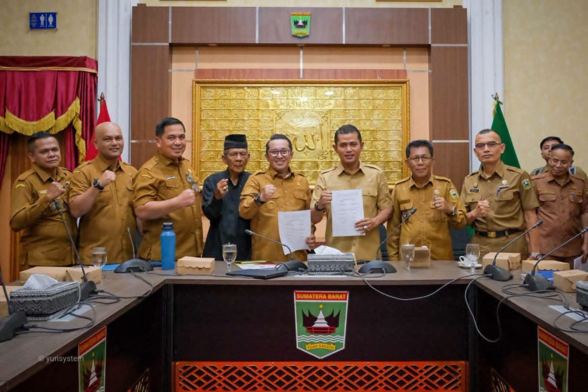Diserahkan Kepada Kemendagri, Bupati Tanah Datar Dan Bupati Kabupaten Solok Sepakat Menyelesaikan Tapal Batas Simawang  Dengan Bukit Kanduang