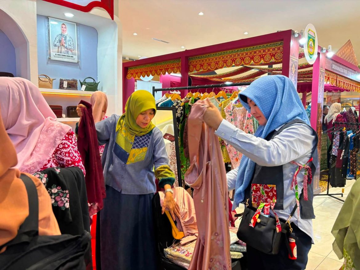 Diserbu Pengunjung, Stand Dekranasda Padang Panjang di Pameran HUT Dekranas dan HKG PKK Nasional