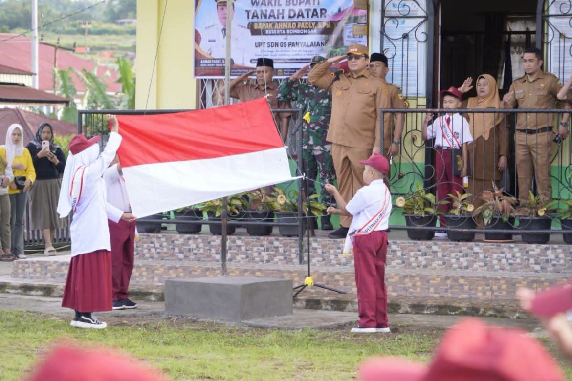 Wakil Bupati Tanah Datar Jadi Inspektur Upacara di UPT SDN 09 Panyalaian Kecamatan X Koto, Ini Pesannya