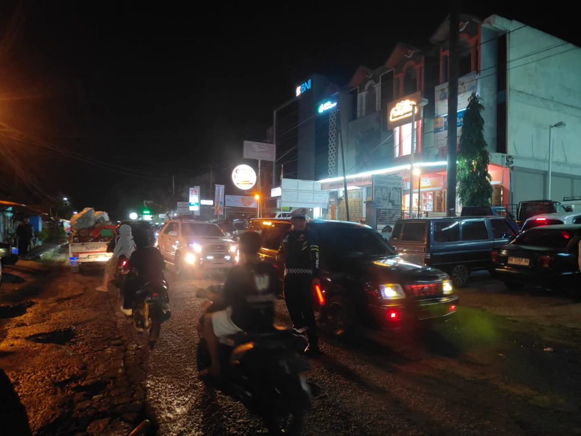 Sabtu Malam, Satlantas Polres Tanah Datar Laksanakan Pengaturan Arus Lalu Lintas di Depan SPBU Parak Juar