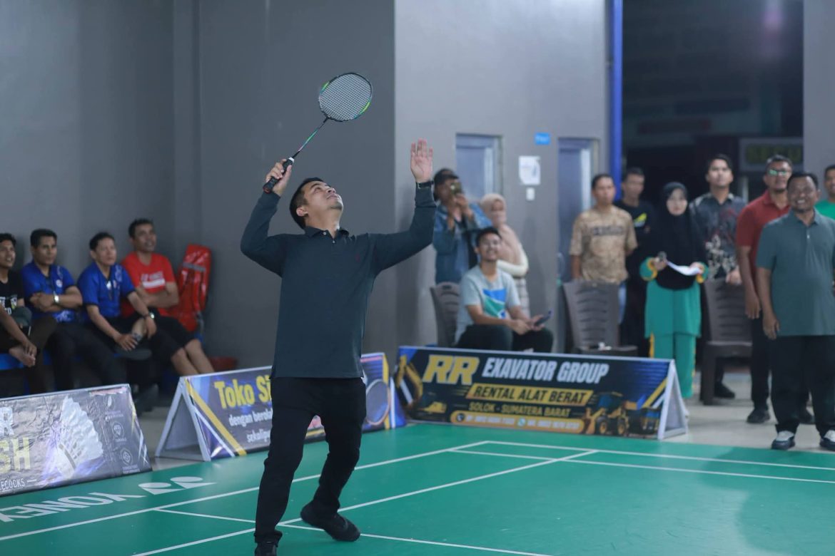 Wali Kota Solok Buka Turnamen Bulutangkis Bumi Bos Cup I