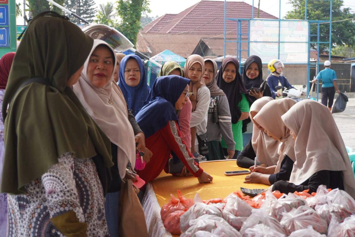 Pemko Adakan  Pasar Murah Di Area parkir Masjid Muhammadiyah Padang Panjang