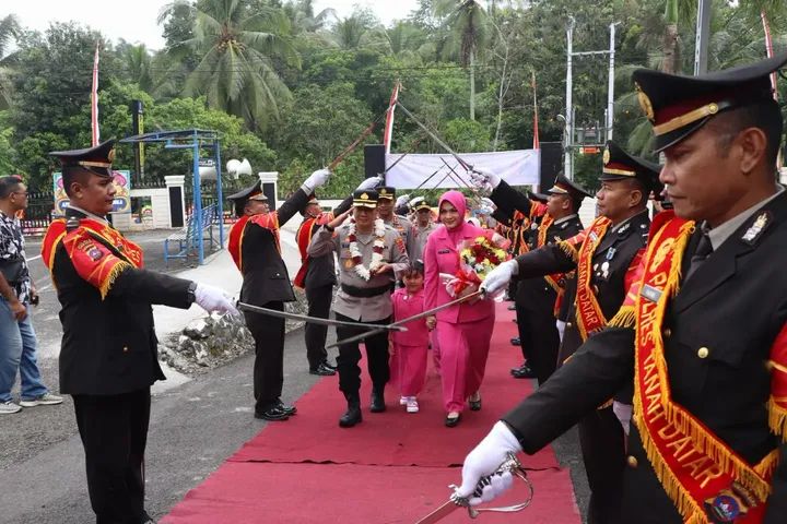AKBP Marwan Fajrin Resmi Jabat Kapolres Tanah Datar, Disambut Tradisi Pedang Pora