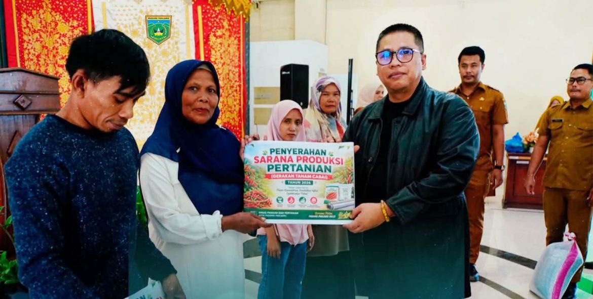 Dorong Petani Tanam Cabai, Wali Kota Padang Panjang Serahkan Bantuan Pertanian Kepada Kelompok Tani Sebesar Rp 240 Juta