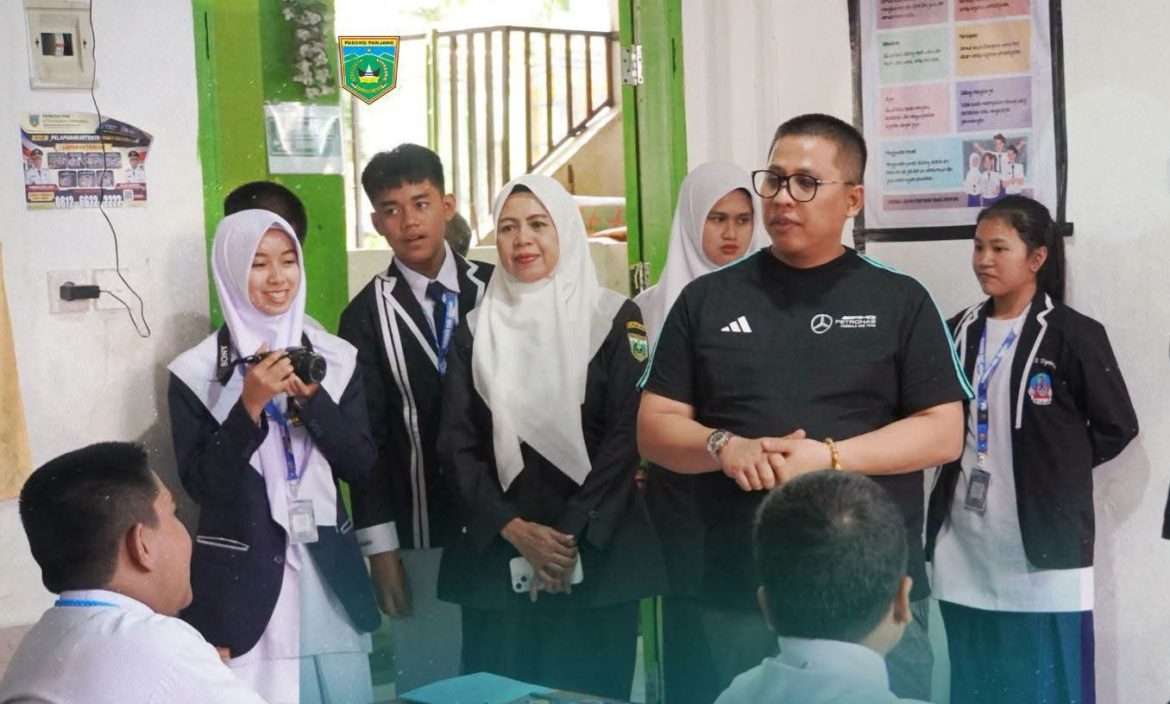 Wali Kota Hendri Arnis  Tinjau Hari Pertama Sekolah di SMPN 1 Padang Panjang