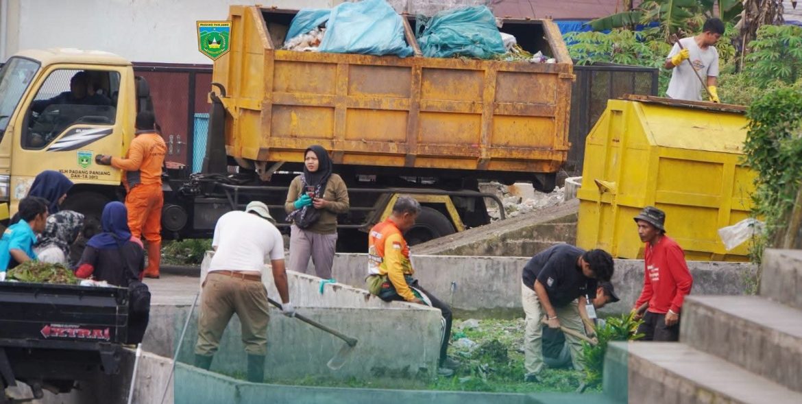 Wujudkan Kota Bersih, Pemko Padang Panjang Bersama LPLH Goro Bersama Bersihkan Pasar Pusat