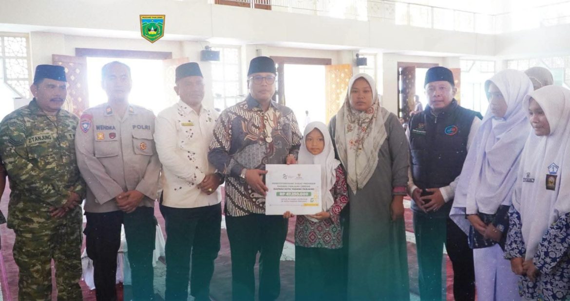 Walikota Padang Panjang  Serahkan Zakat Program Cerdas Baznas Kepada 234 Mustahik Senilai Rp 358.260.000 