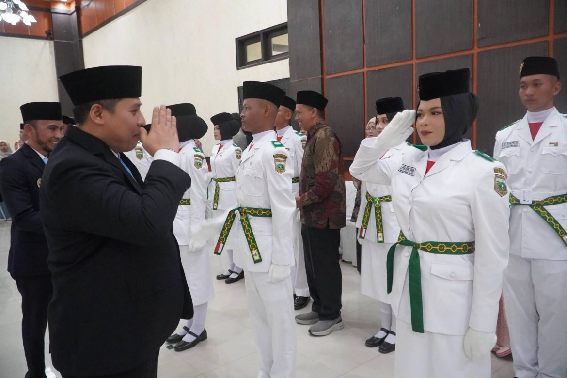 65 Anggota Pasukan Pengibar Bendera Pusaka (Paskibraka)  dikukuhkan Wali Kota Padang Panjang