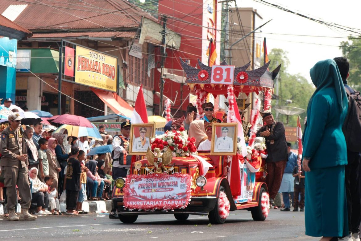 Pawai Alegoris HUT Ke-81 RI di Batusangkar Meriah,